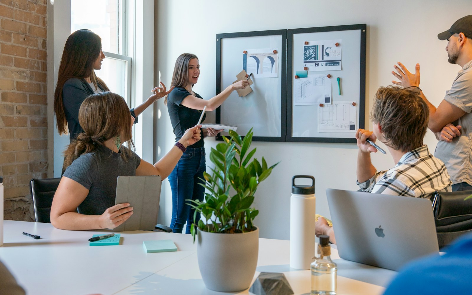 Pratique réelle liée à Direction artistique : concevoir une mini-campagne multiformat