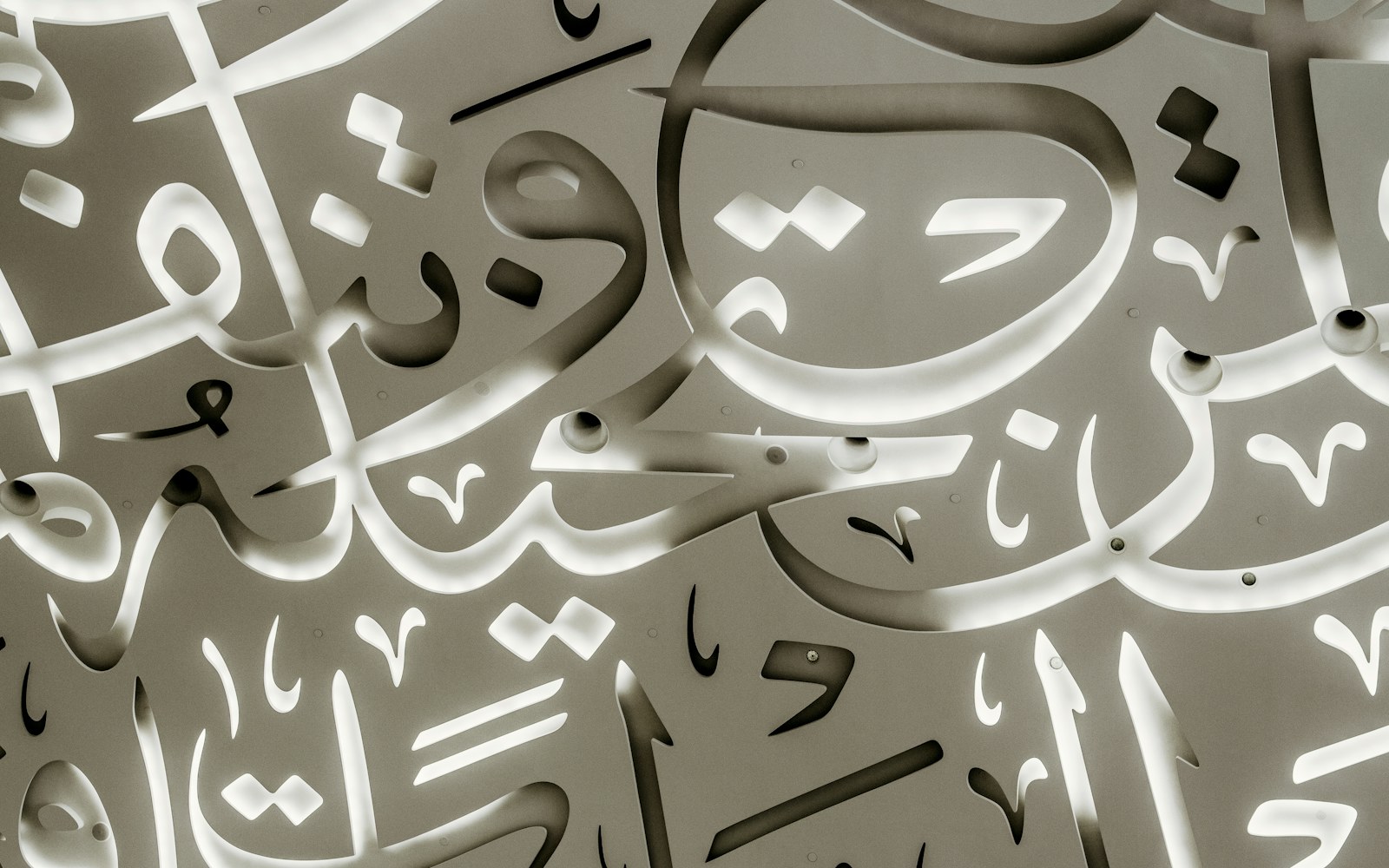 Pratique réelle liée à Tenir et préparer un qalam pour pratiquer le trait calligraphique